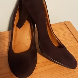 Jaclyn Smith black suede pumps